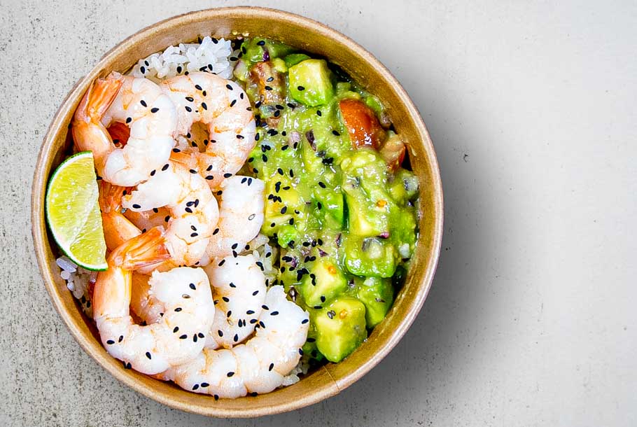 Avocado Prawn Bowl mit Sushireis, Garnelen und Avocadosalat