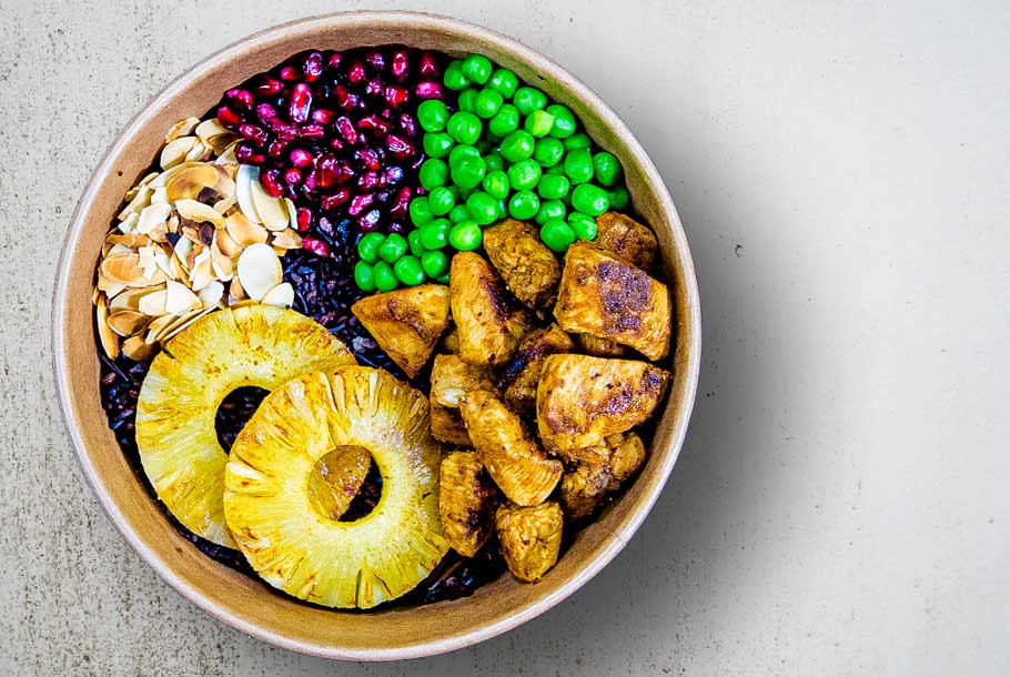 Bowl Casimir mit Wildreis, Pouletbrust und Granatapfelkernen