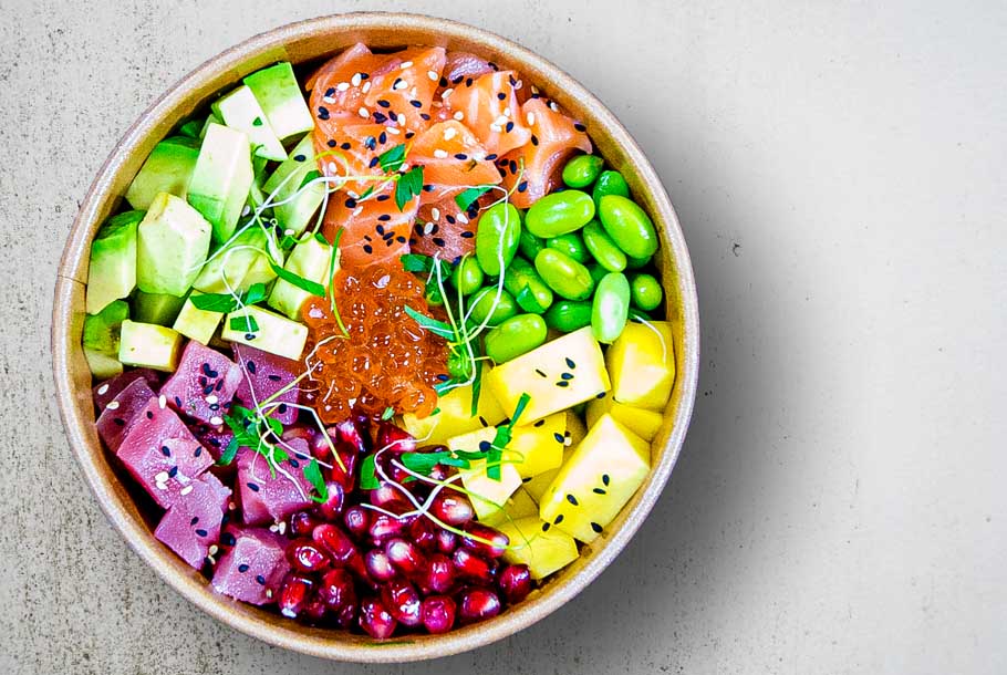 Dragon Bowl mit Sashimi Tuna, Lachs, Avocado und Mango