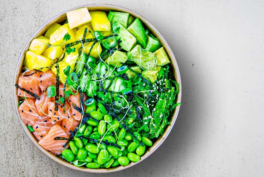 Japanese Salad mit Sashimi-Lachs, Edamame und Wakame