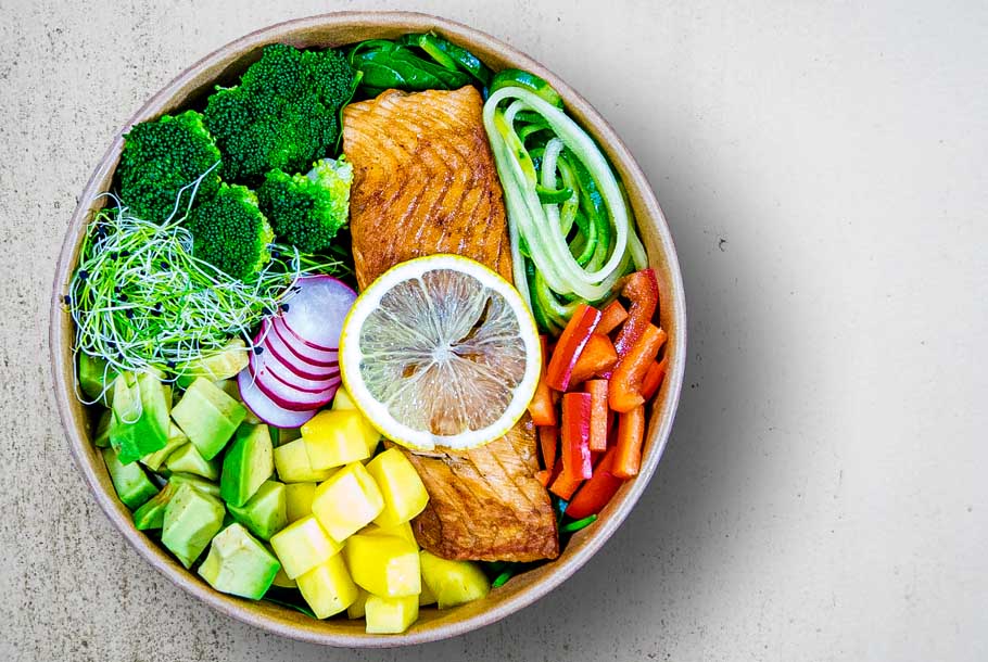 King Salmon Bowl mit Babyspinat, Lachsfilet und Brokkoli