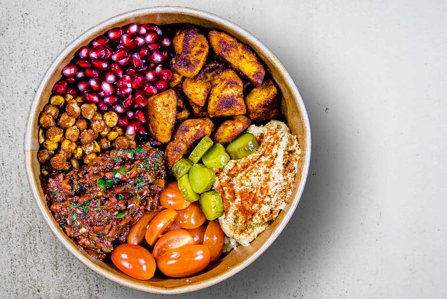 Taste of Middle East Bowl mit Couscous, Hummus und Kichererbsen