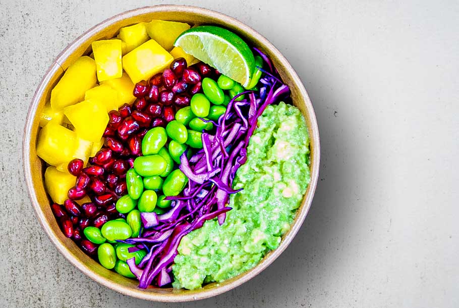 Rainbow Bowl mit Edamame, Granatapfel, Rotkraut und Mango
