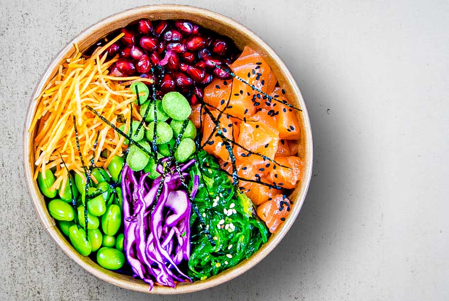 Satoshi Bowl mit Sushireis, Sashimi-Lachs und Wasabi-Nuts