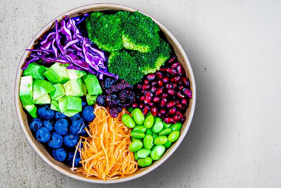 Superfood Bowl mit Quinoa, Edamame und Avocado