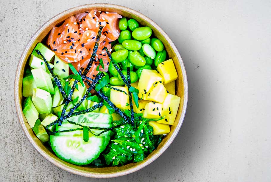 Taste of Tokyo Poke Bowl mit Sashimi-Lachs und Avocado